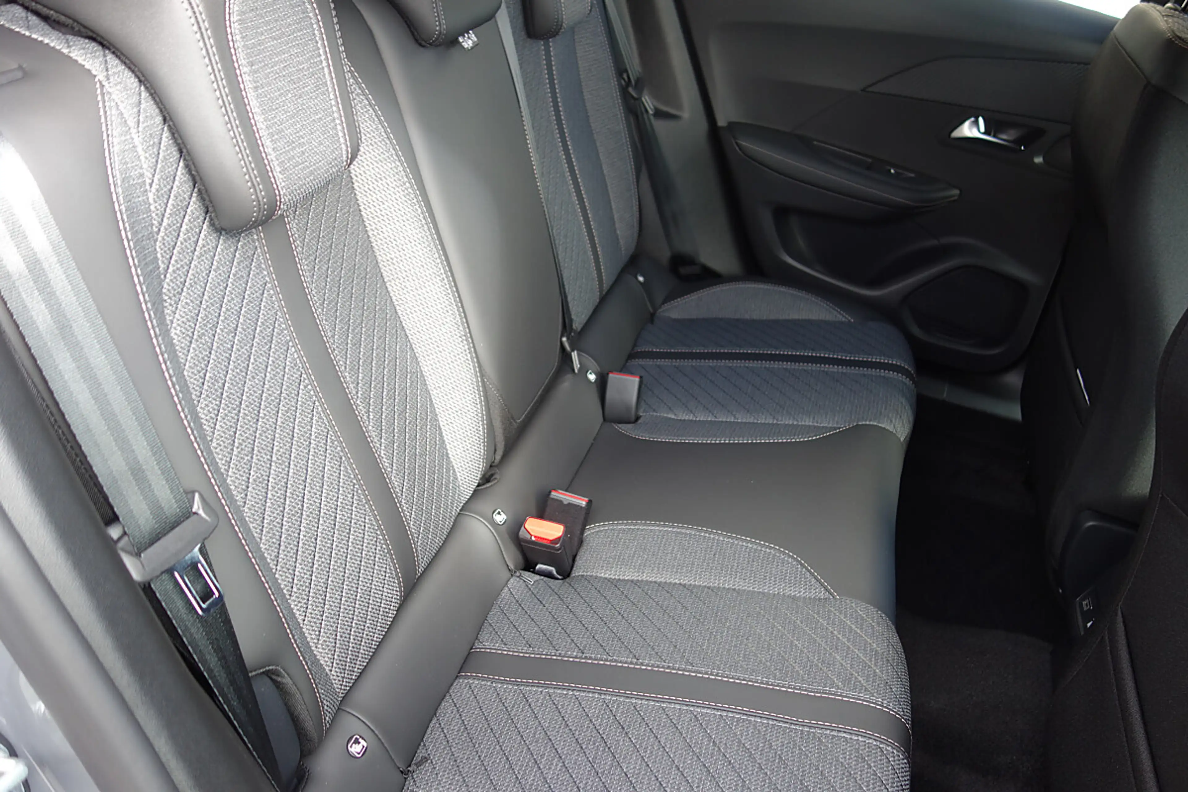 Peugeot 2008 Hybrid 145 e-DCS6 Allure — photo 8