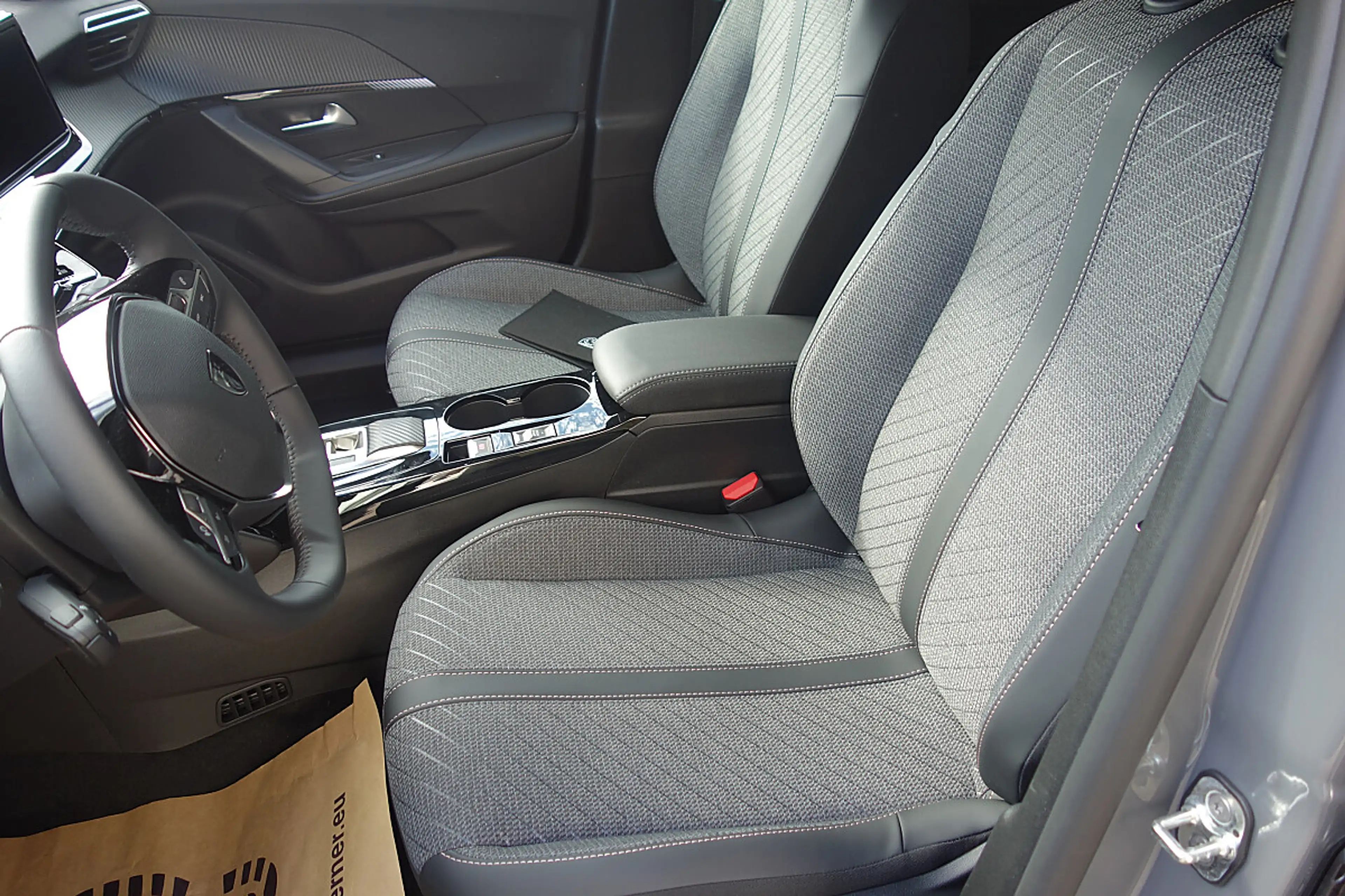 Peugeot 2008 Hybrid 145 e-DCS6 Allure — photo 9
