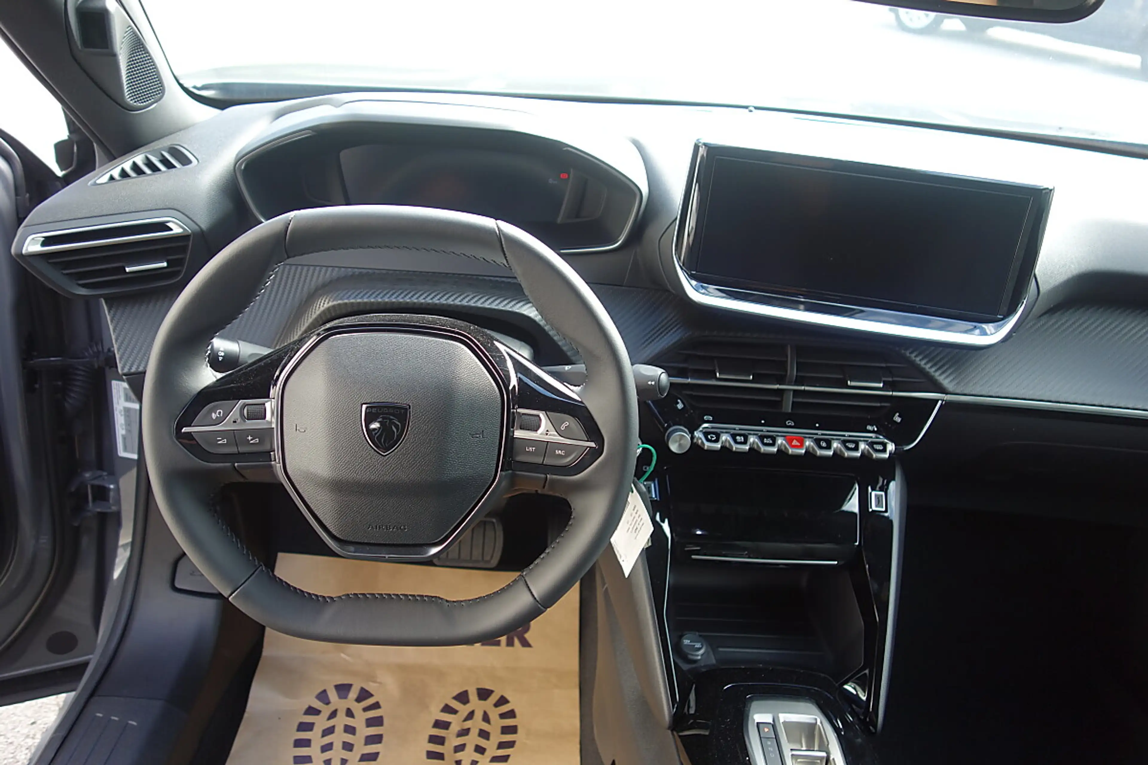 Peugeot 2008 Hybrid 145 e-DCS6 Allure — photo 11