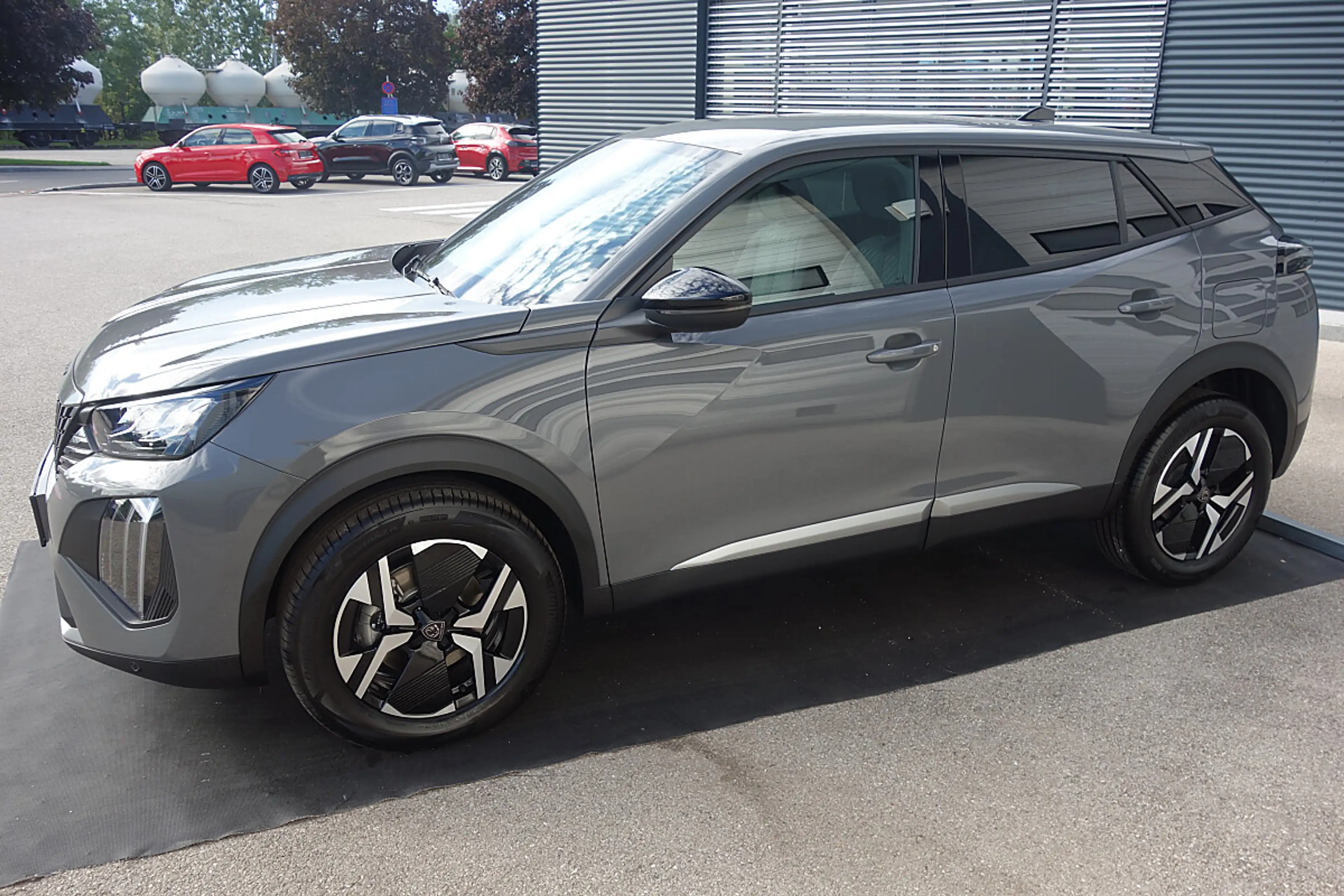 Peugeot 2008 Hybrid 145 e-DCS6 Allure — photo 4