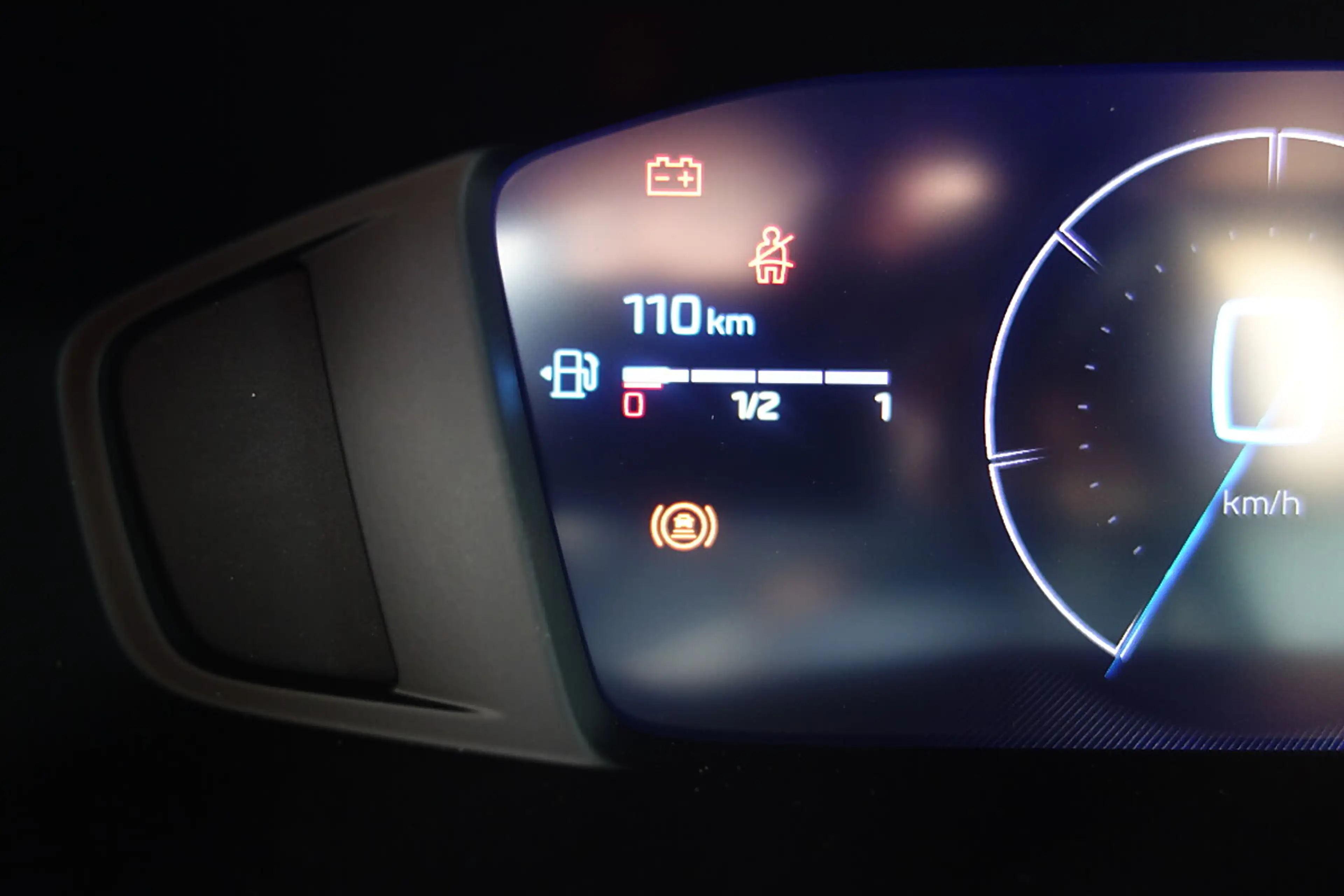 Peugeot 2008 Hybrid 145 e-DCS6 Allure — photo 13