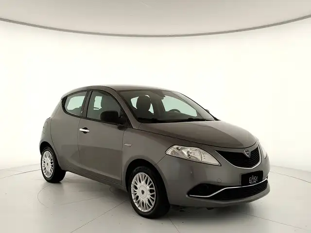 Lancia Ypsilon view 4