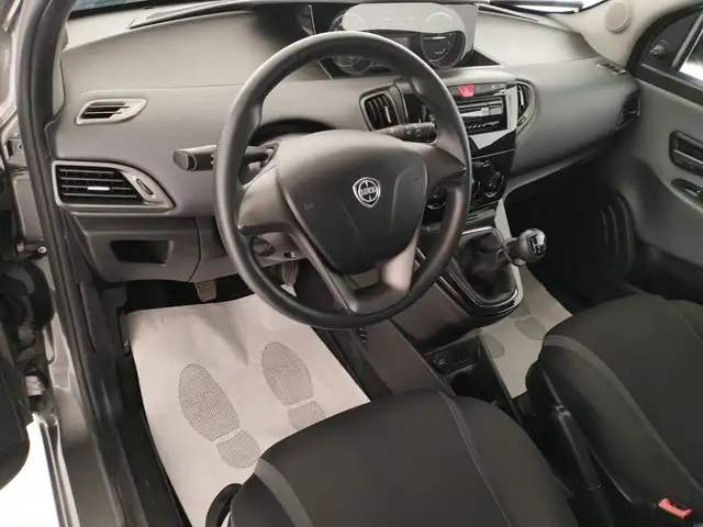 Lancia Ypsilon view 9