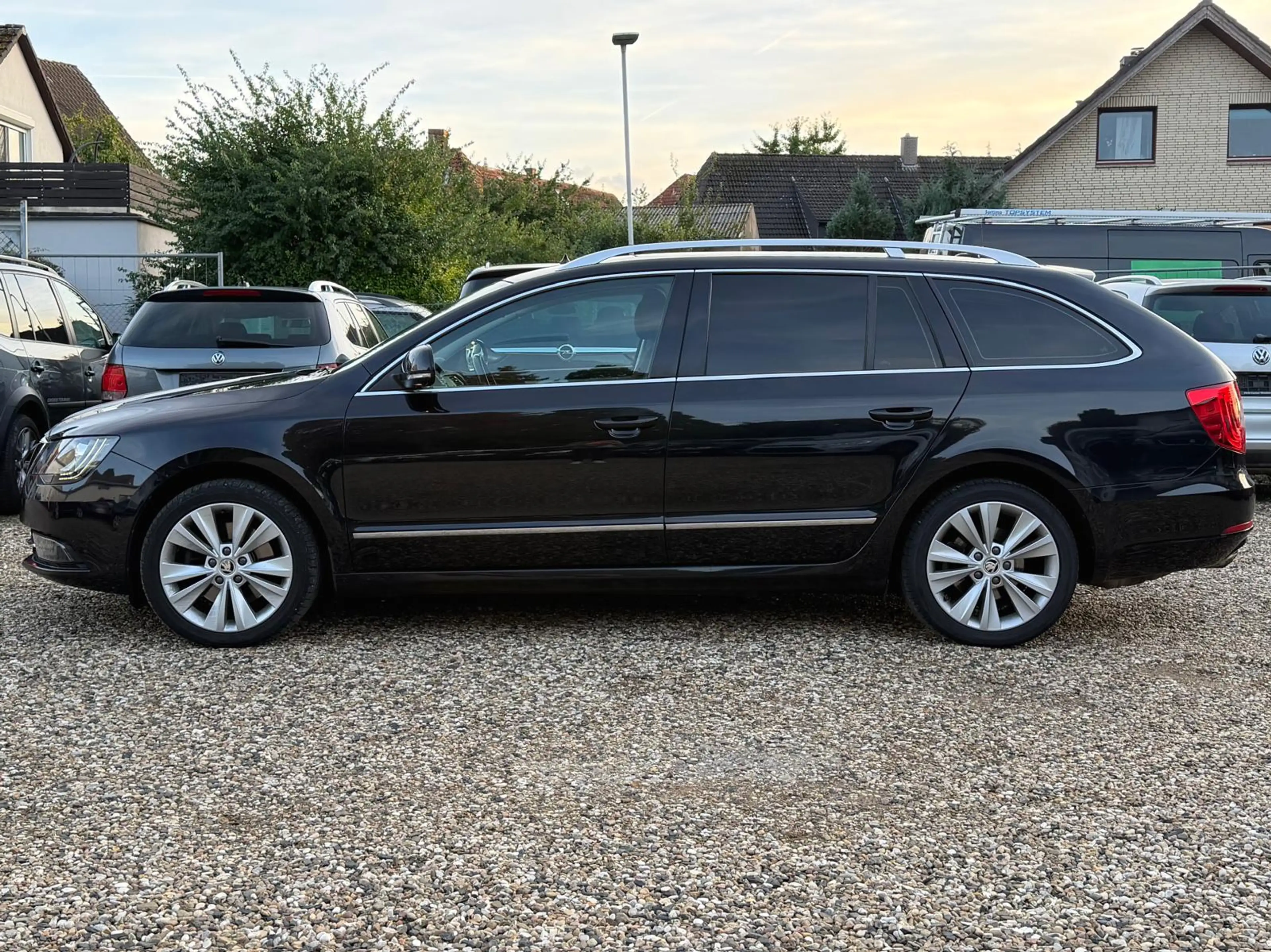 Skoda Superb 1.8 TSI Elegance 1Hand Xenon SHZ PDC AHK Navi Automatik Scheckheft bei Skoda — photo 2