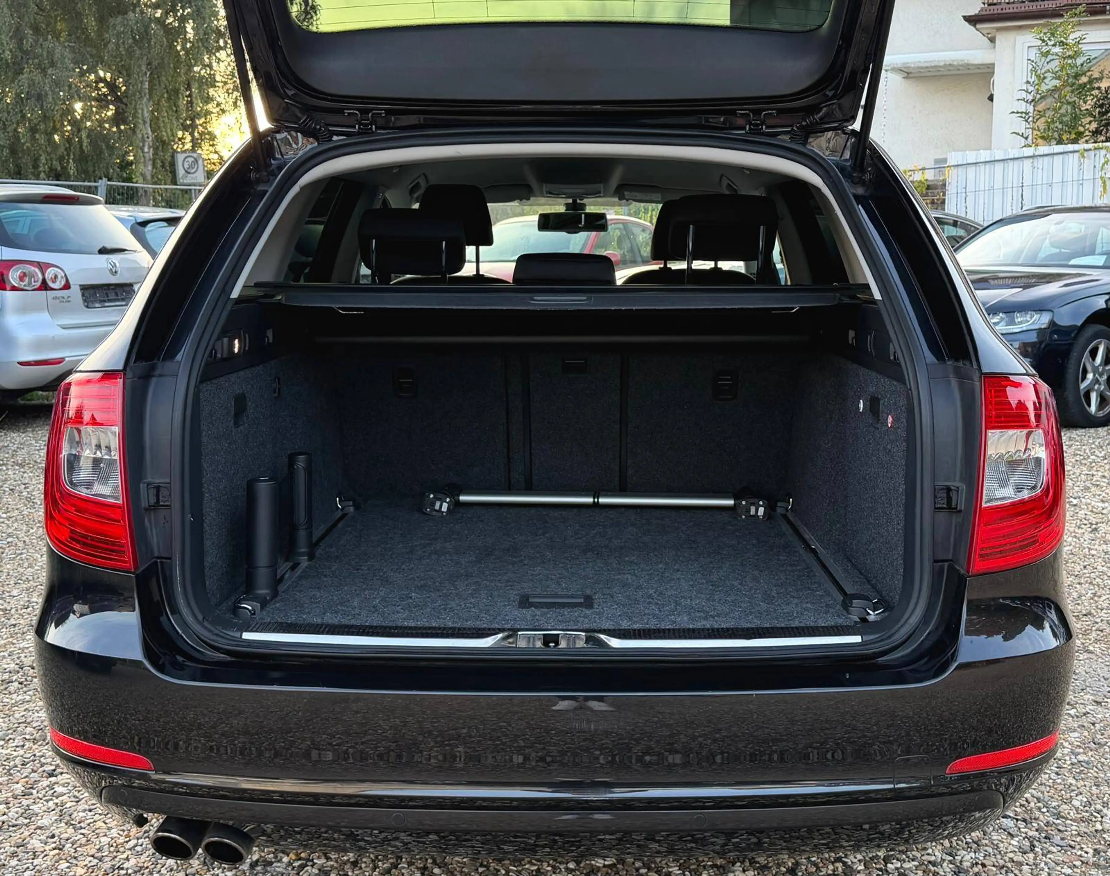 Skoda Superb 1.8 TSI Elegance 1Hand Xenon SHZ PDC AHK Navi Automatik Scheckheft bei Skoda — photo 5