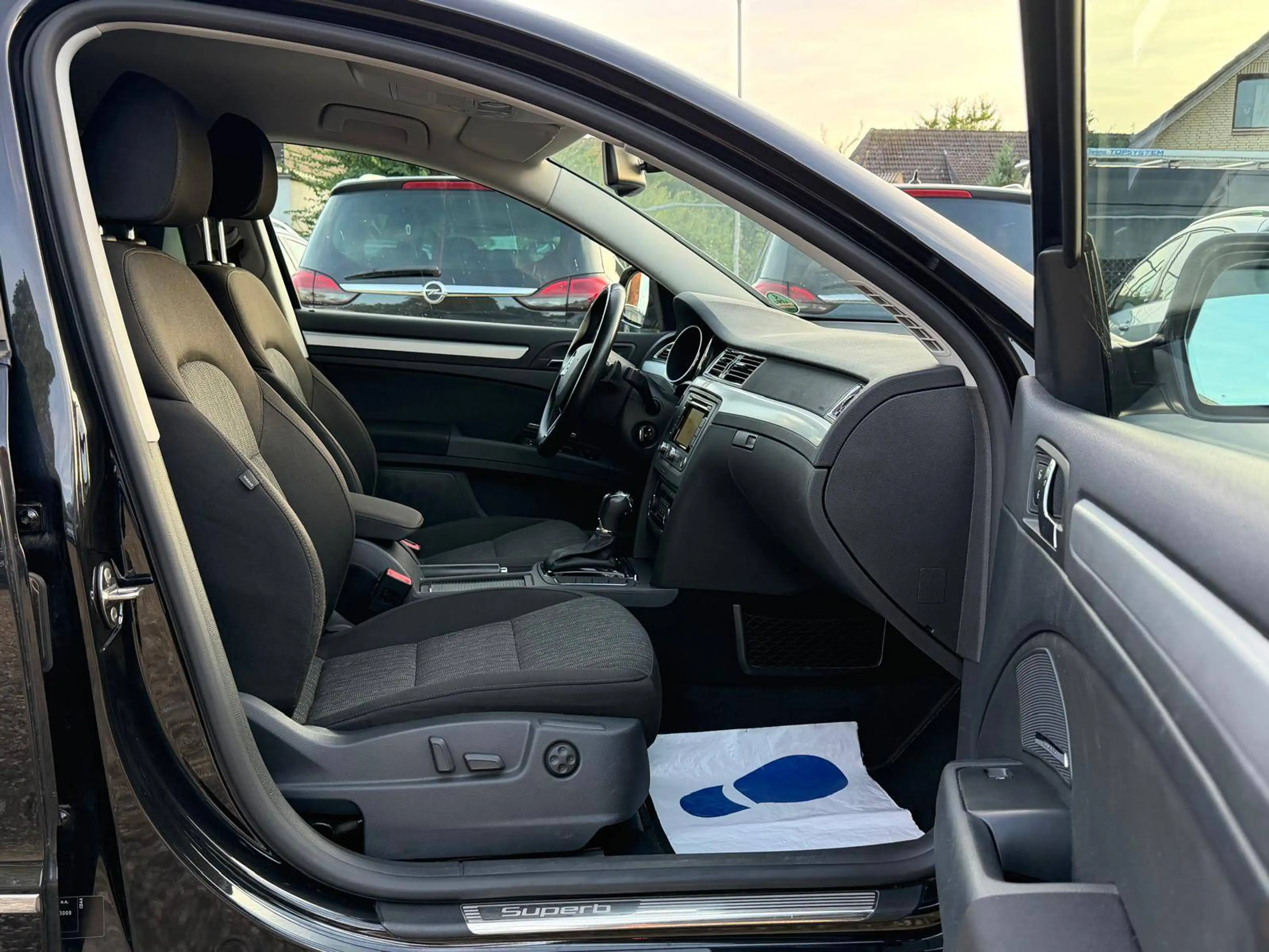 Skoda Superb 1.8 TSI Elegance 1Hand Xenon SHZ PDC AHK Navi Automatik Scheckheft bei Skoda — photo 11