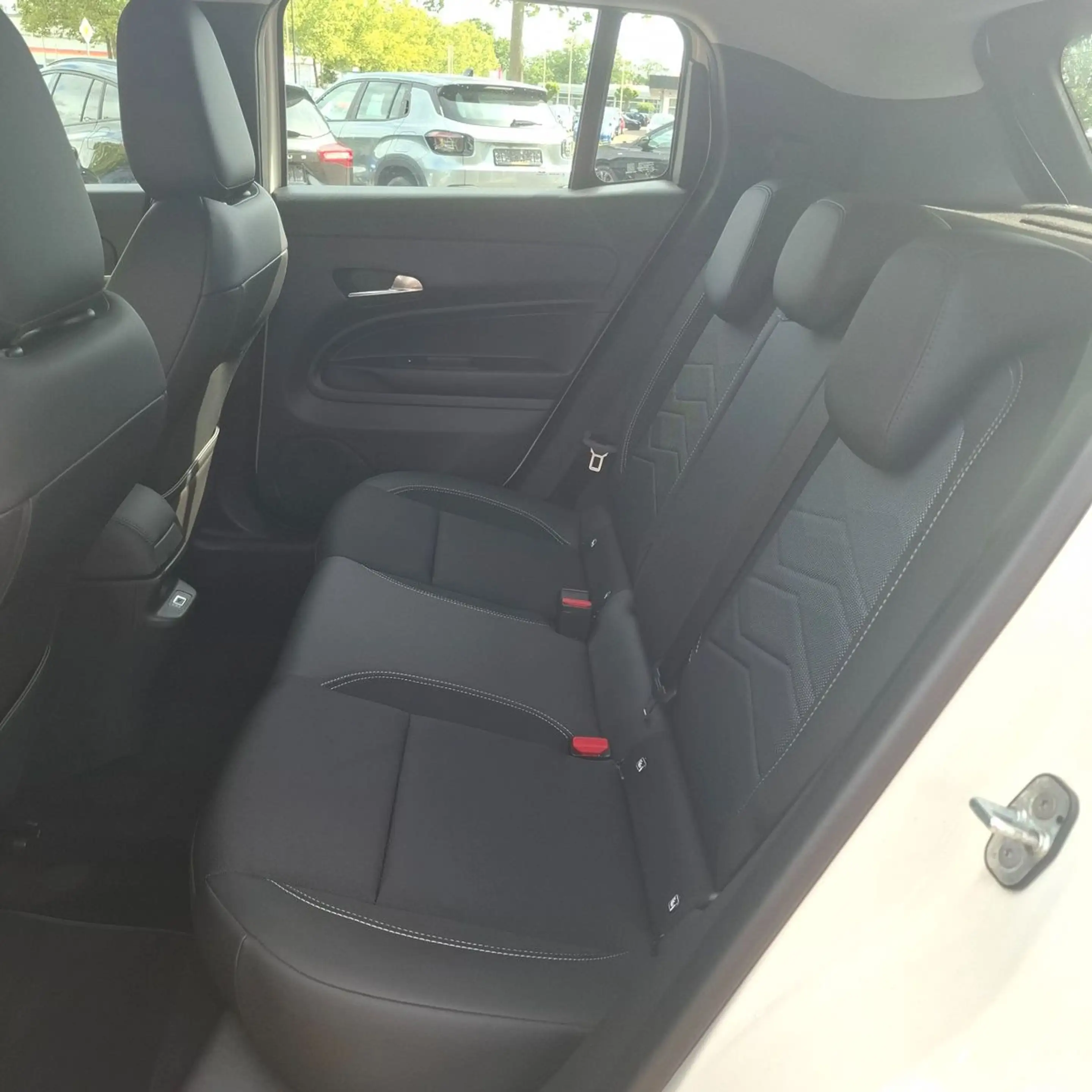 Jeep Avenger Altitude — photo 11