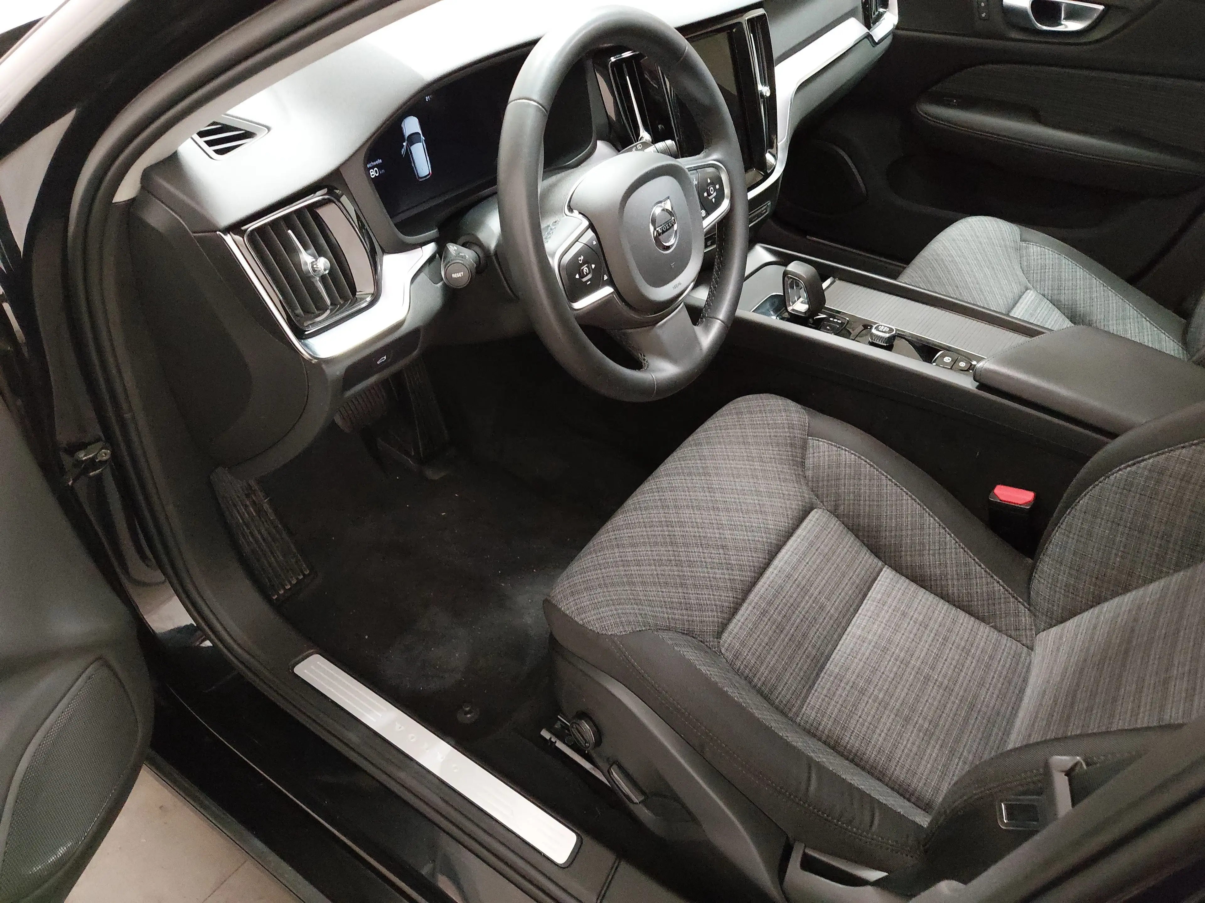 Volvo V60 B4 Navi LED Memory el.Heckklappe 4xShz KLIMAAUT TEMPO MFL SHZ VC PDC DAB KAMERA — photo 6