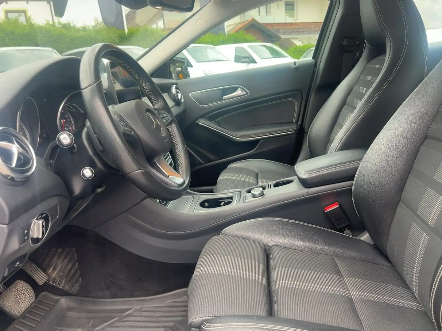 Mercedes-Benz GLA 200 d 4MATIC *Allrad*Navi*SHZ*elHeck* Schwarz - 2