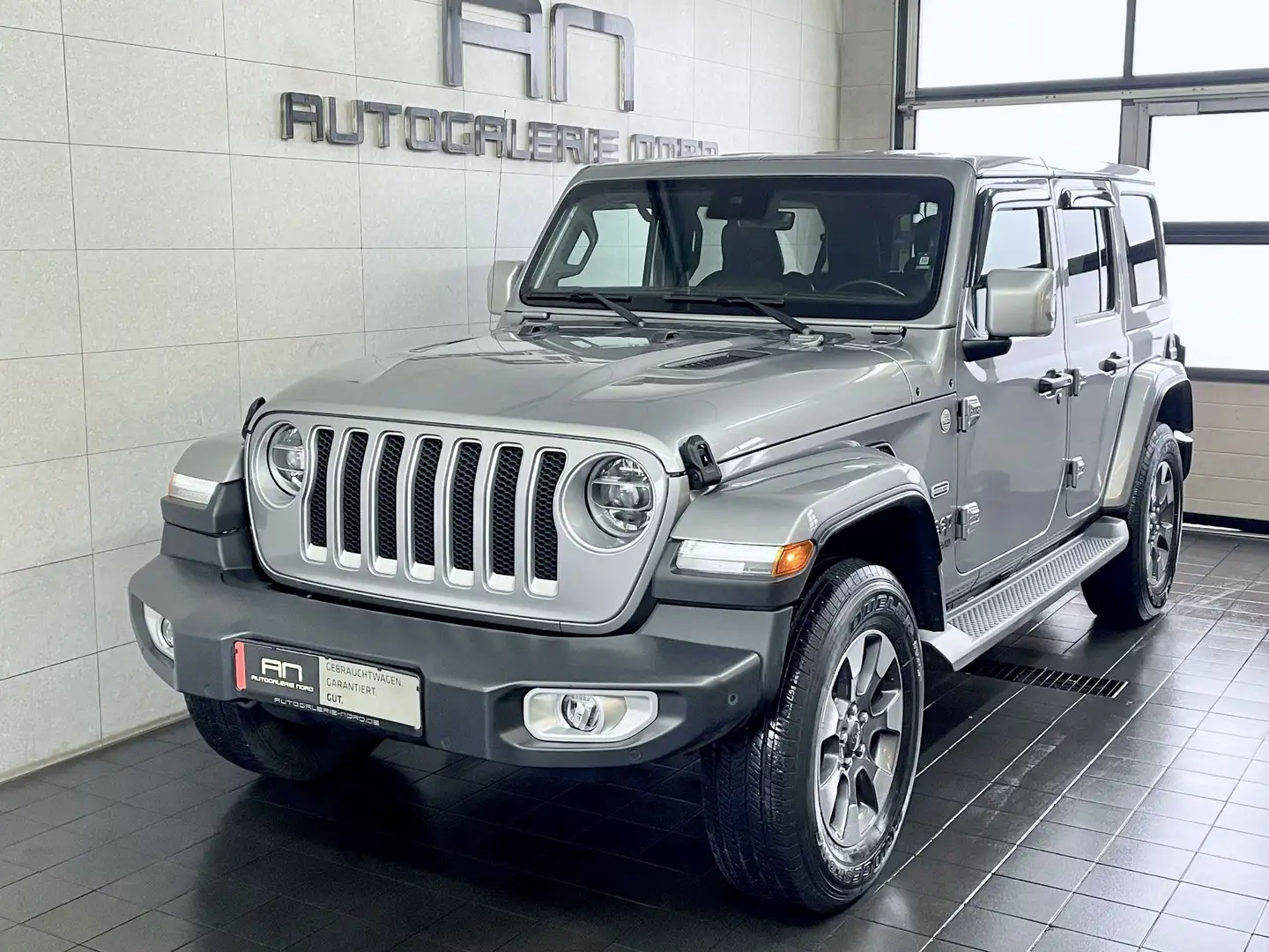 Jeep Wrangler / Wrangler Unlimited Sahara + Softtop Silber - 2