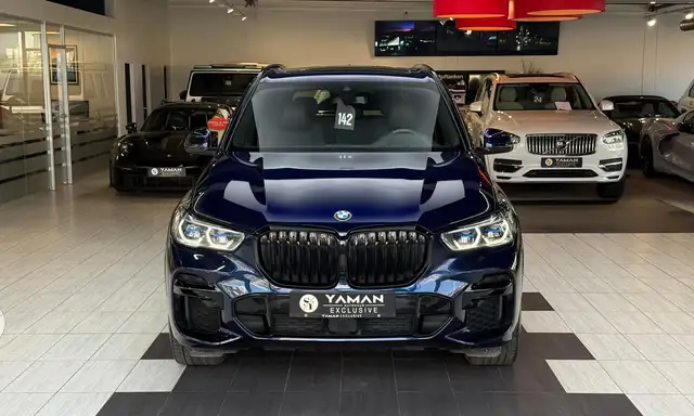 BMW X5 M view 3