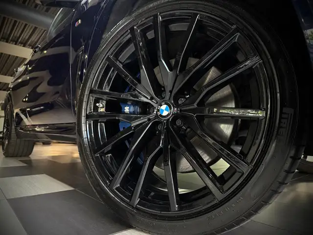 BMW X5 M view 6
