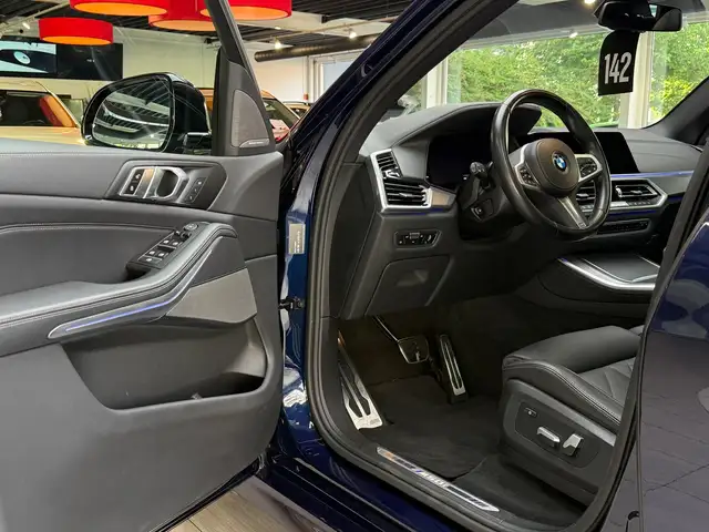 BMW X5 M view 12