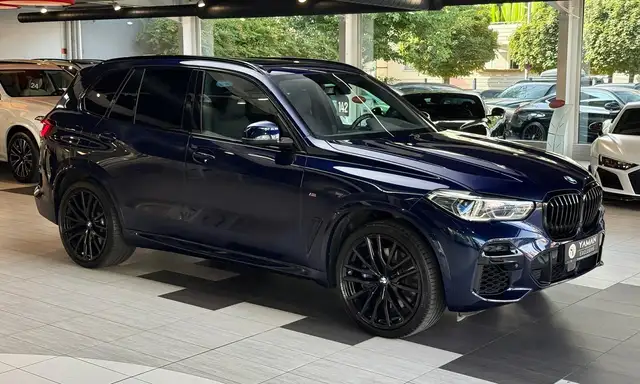BMW X5 M view 4