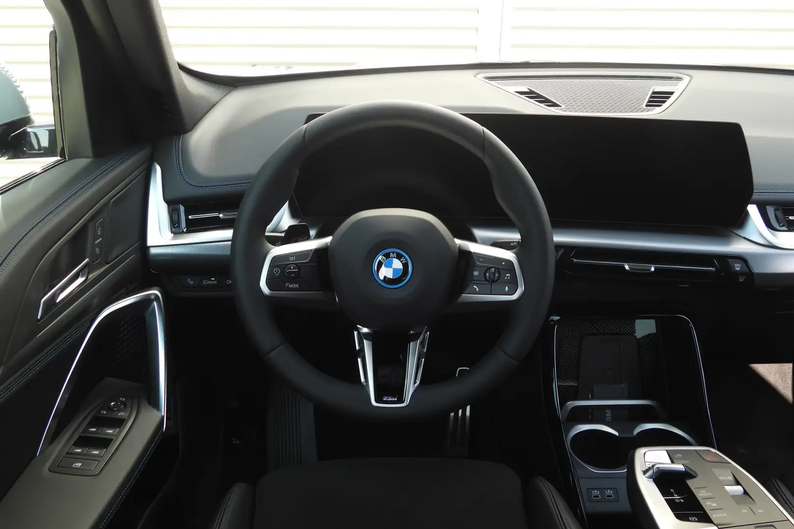 BMW iX1 eDrive20 M Sport / Panoramadak / Trekhaak / Sports Grijs - 2