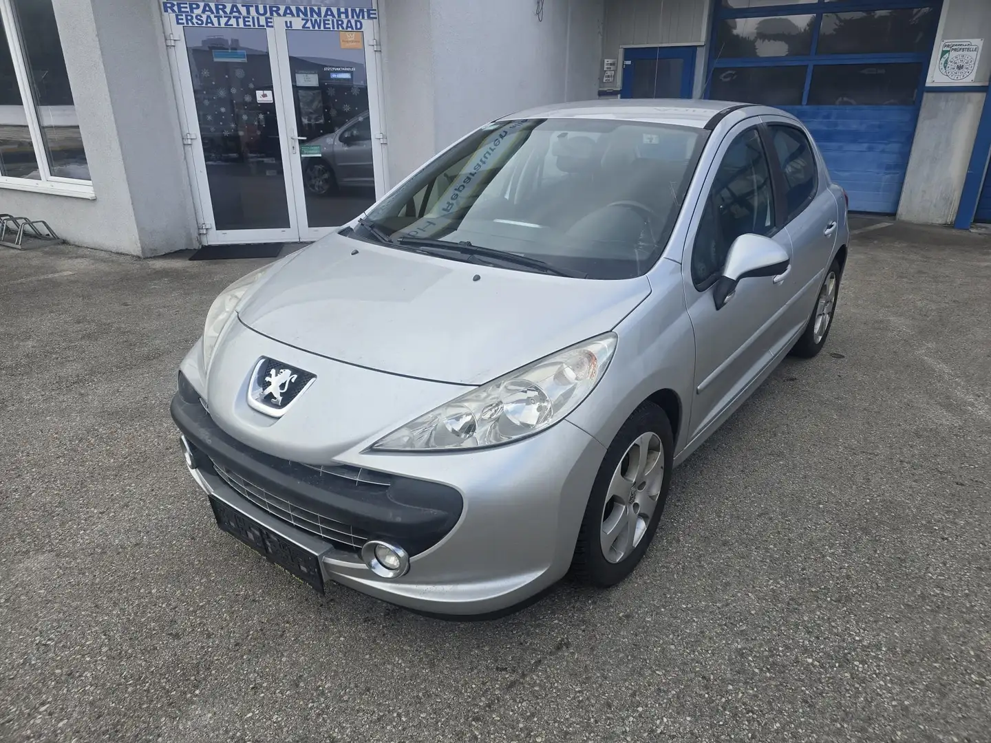 Peugeot 207 1,6 Tiptronic 97.800 km Silber - 2
