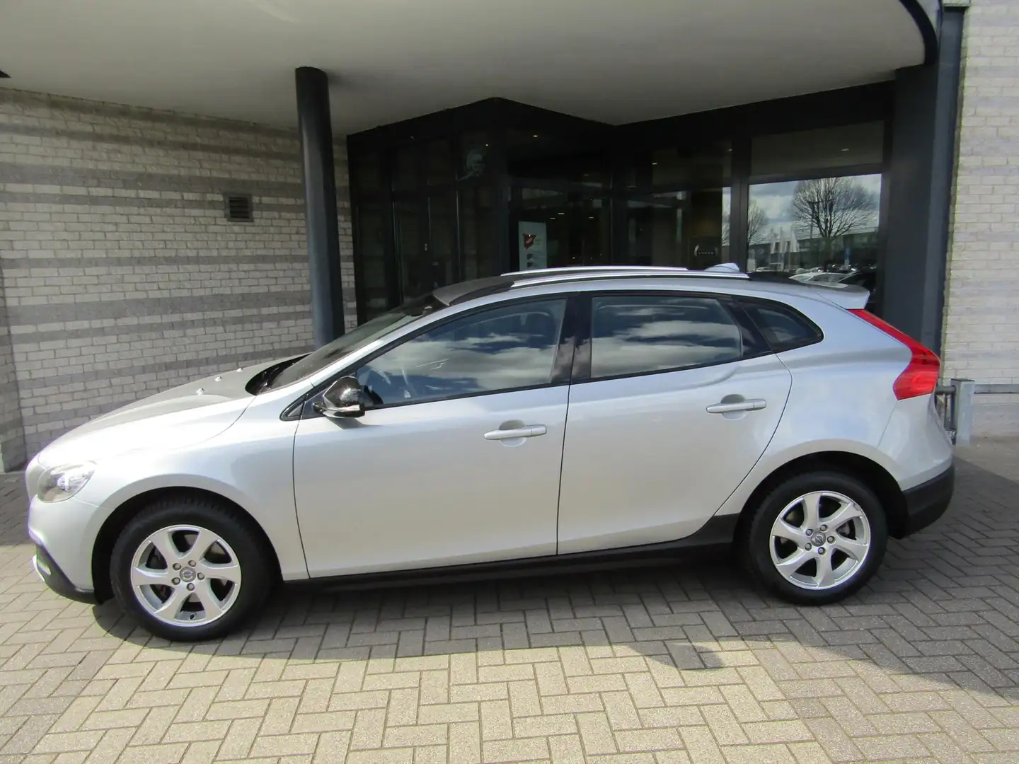 Volvo V40 Cross Country 1.6 T4 180PK Powershift Momentum | Bus. Pack Pro | Gri - 2