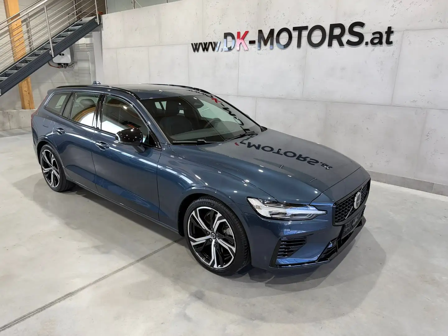 Volvo V60 Plus Dark Recharge Plug-In Hybrid AWD / 1. Bes / Blau - 2