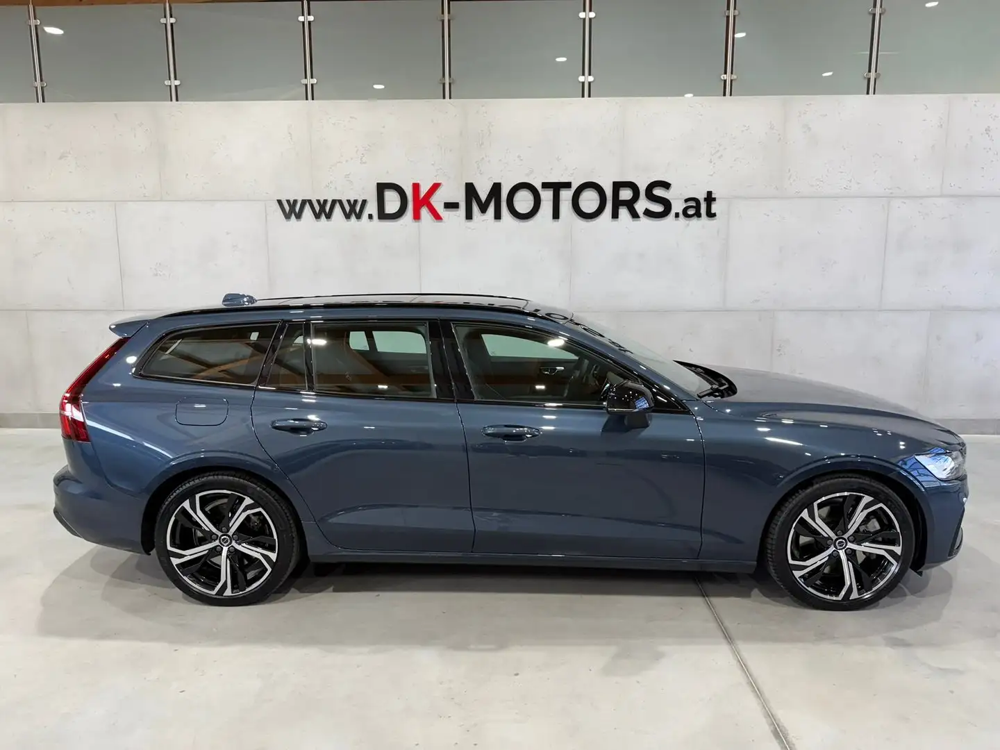 Volvo V60 Plus Dark Recharge Plug-In Hybrid AWD / 1. Bes / Blau - 1