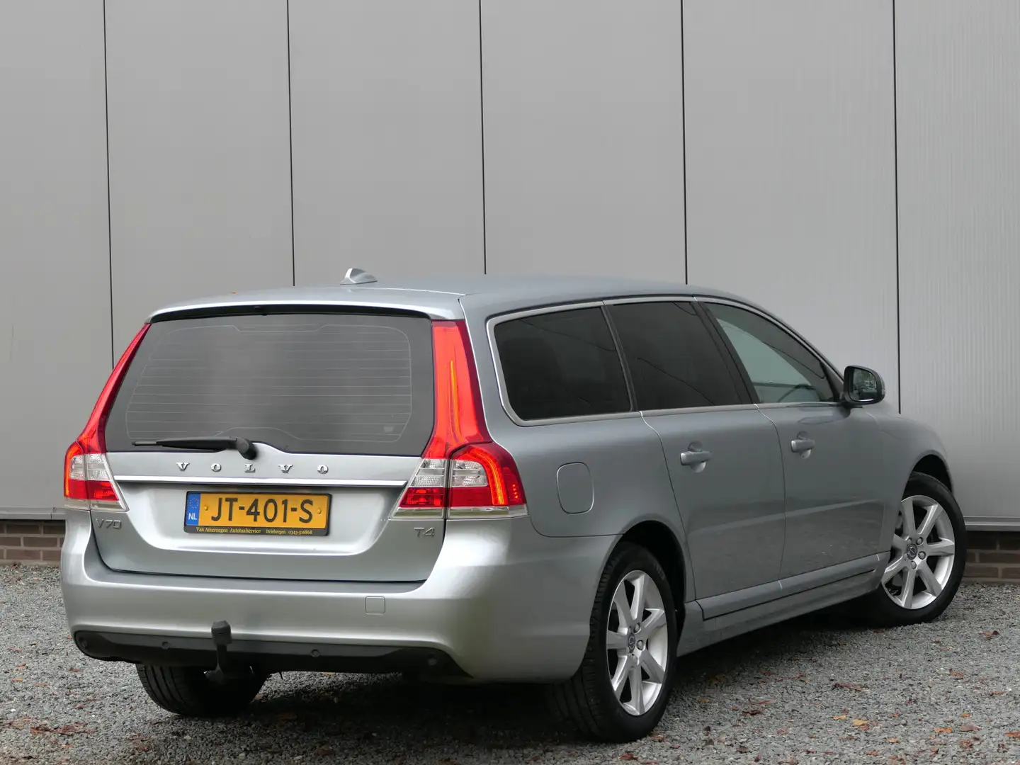 Volvo V70 T4 AUT Polar Navi / Xenon / Trekhaak / Bluetooth Grijs - 2