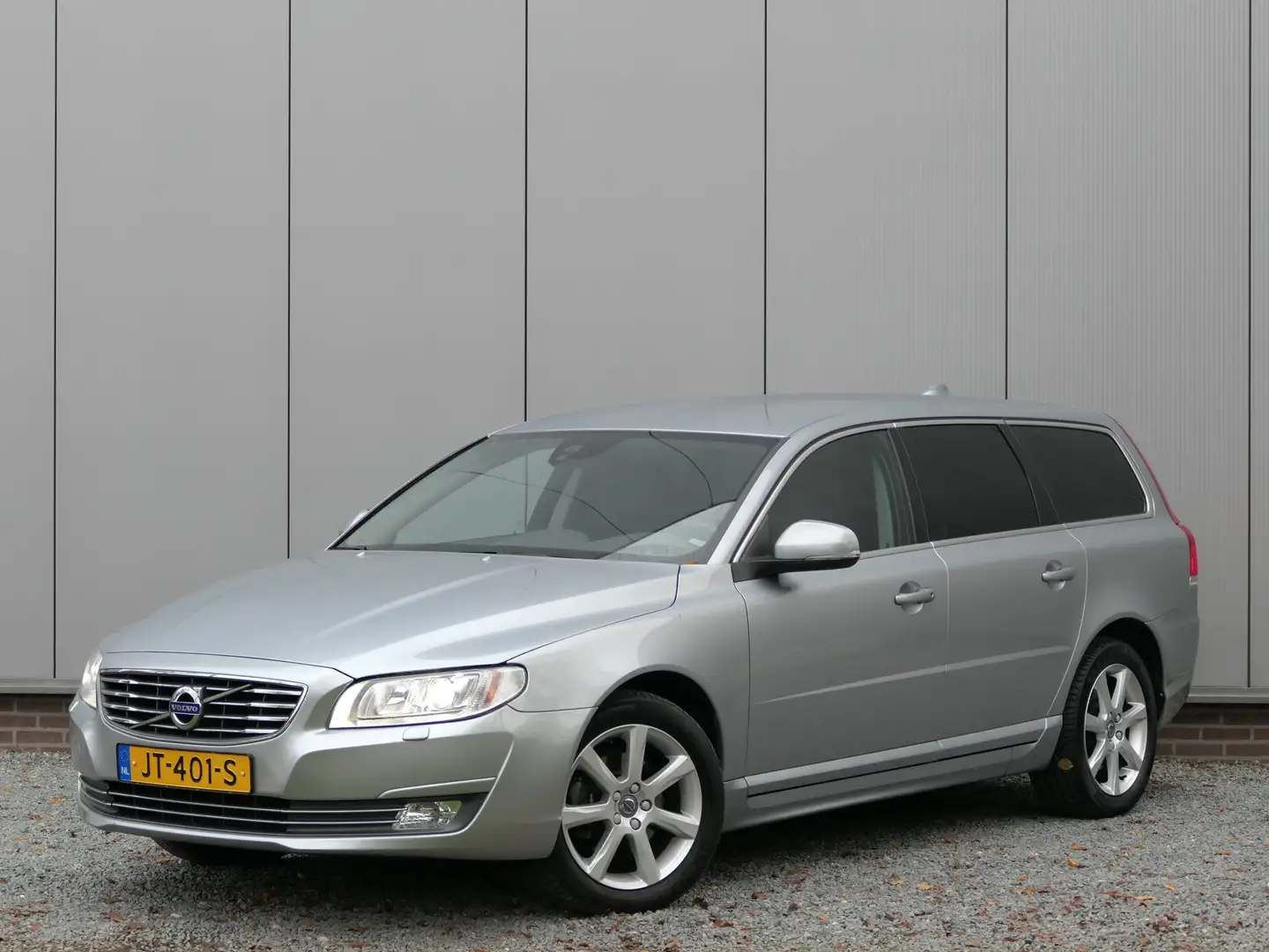 Volvo V70 T4 AUT Polar Navi / Xenon / Trekhaak / Bluetooth Grijs - 1