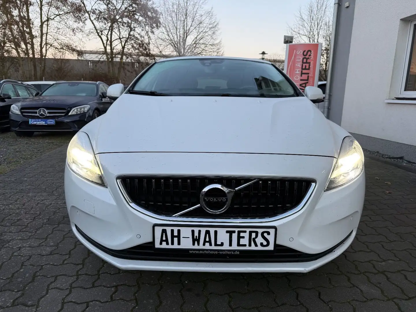 Volvo V40 Momentum=Automatik-Navi-Sitzheiz-LED= Weiß - 2