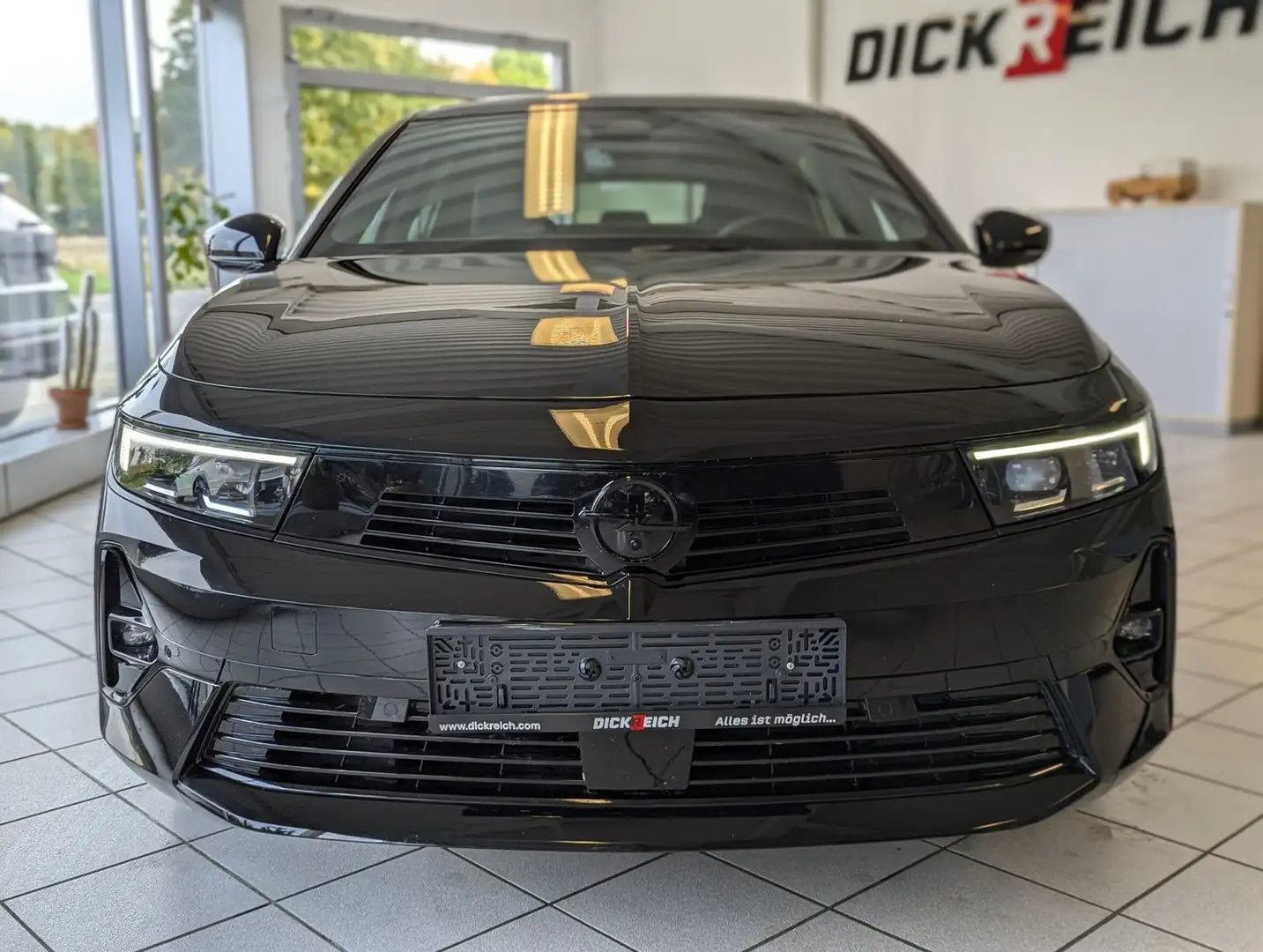 Opel Astra 1.2 Ultimate Leder-Nappa Sitzlüft AHK Pano Schwarz - 2