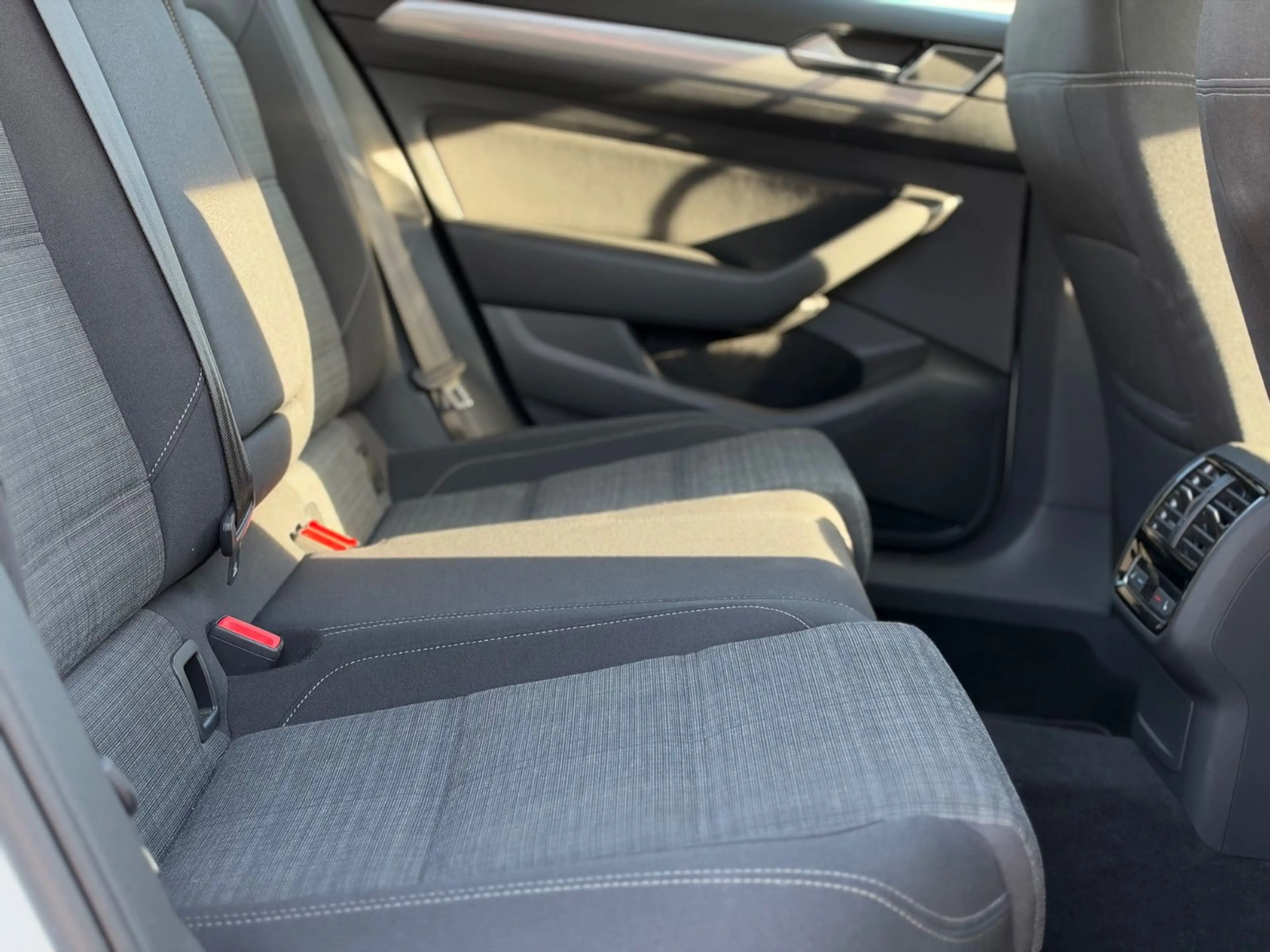 Volkswagen Passat Variant Business *Virtual*LED*Massage*AHK — photo 12