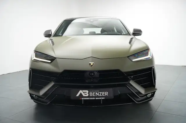 Lamborghini Urus view 3
