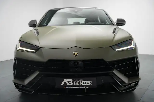 Lamborghini Urus view 2