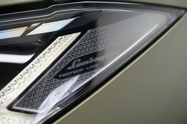 Lamborghini Urus view 8