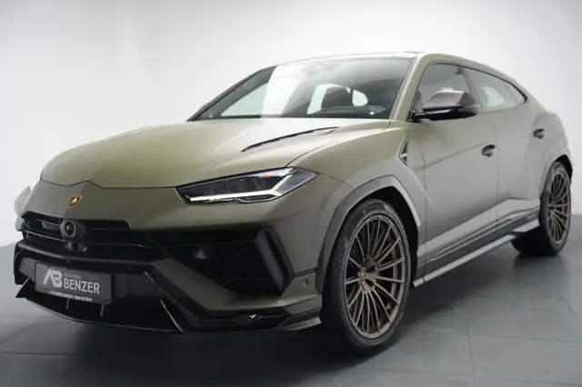 Lamborghini Urus view 4