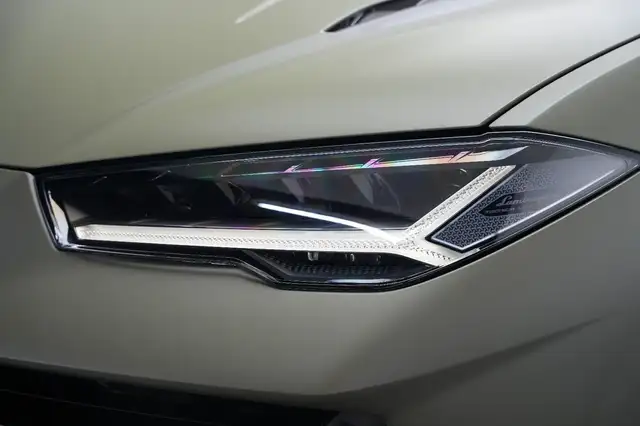 Lamborghini Urus view 7