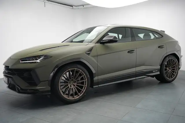 Lamborghini Urus view 6