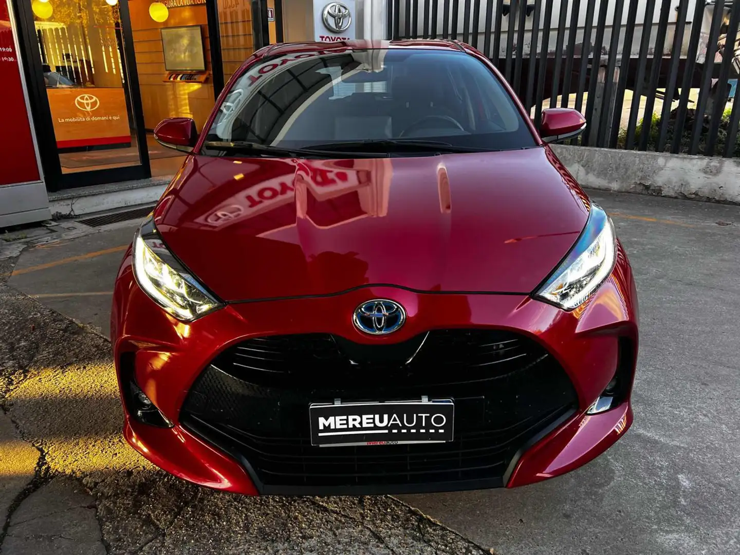Toyota Yaris 1.5 Hybrid 5 porte Trend Rot - 2
