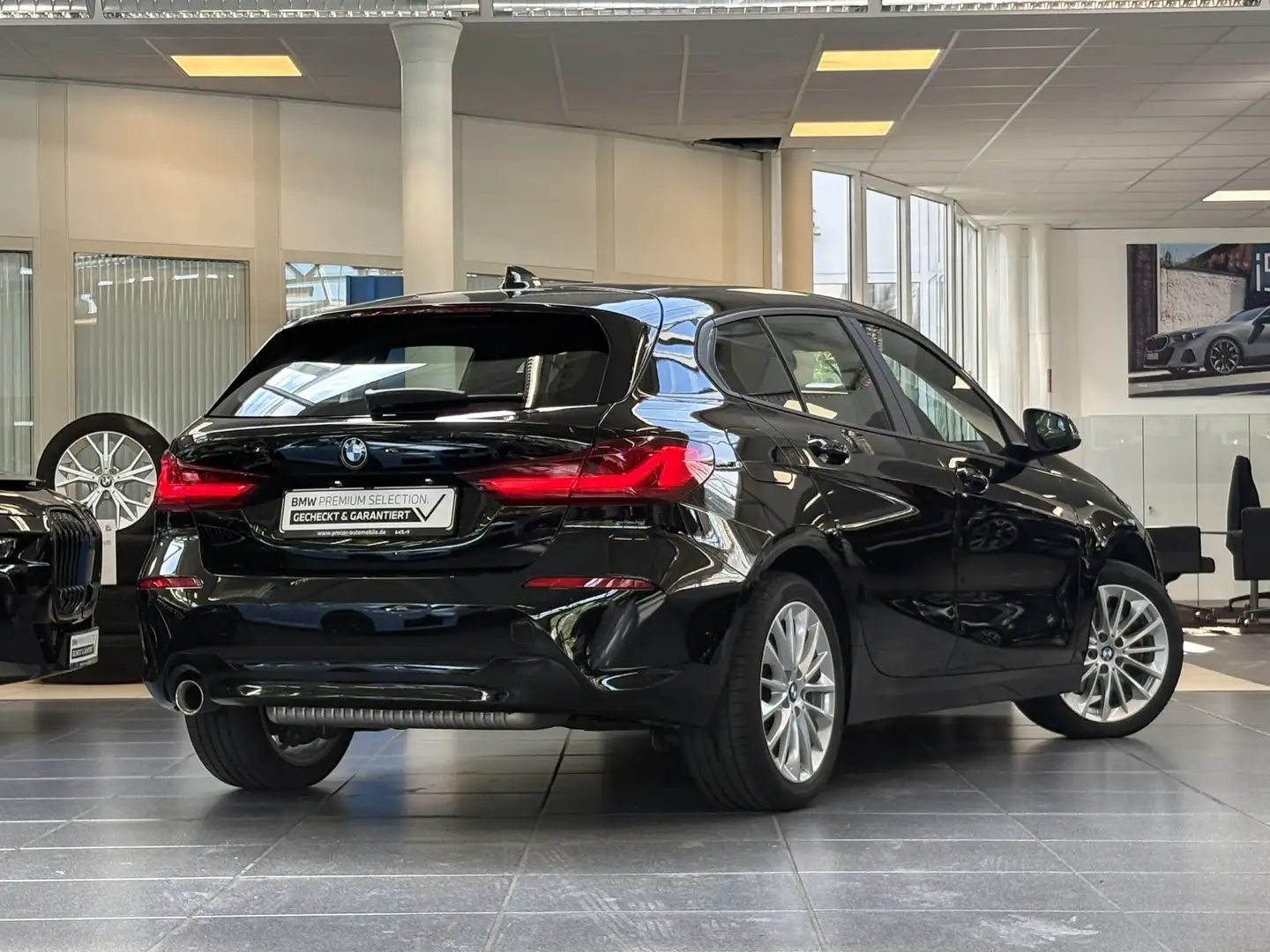 BMW 118 i Advantage LED PDC DAB Apple CarPlay Shz 17" LMR Zwart - 2