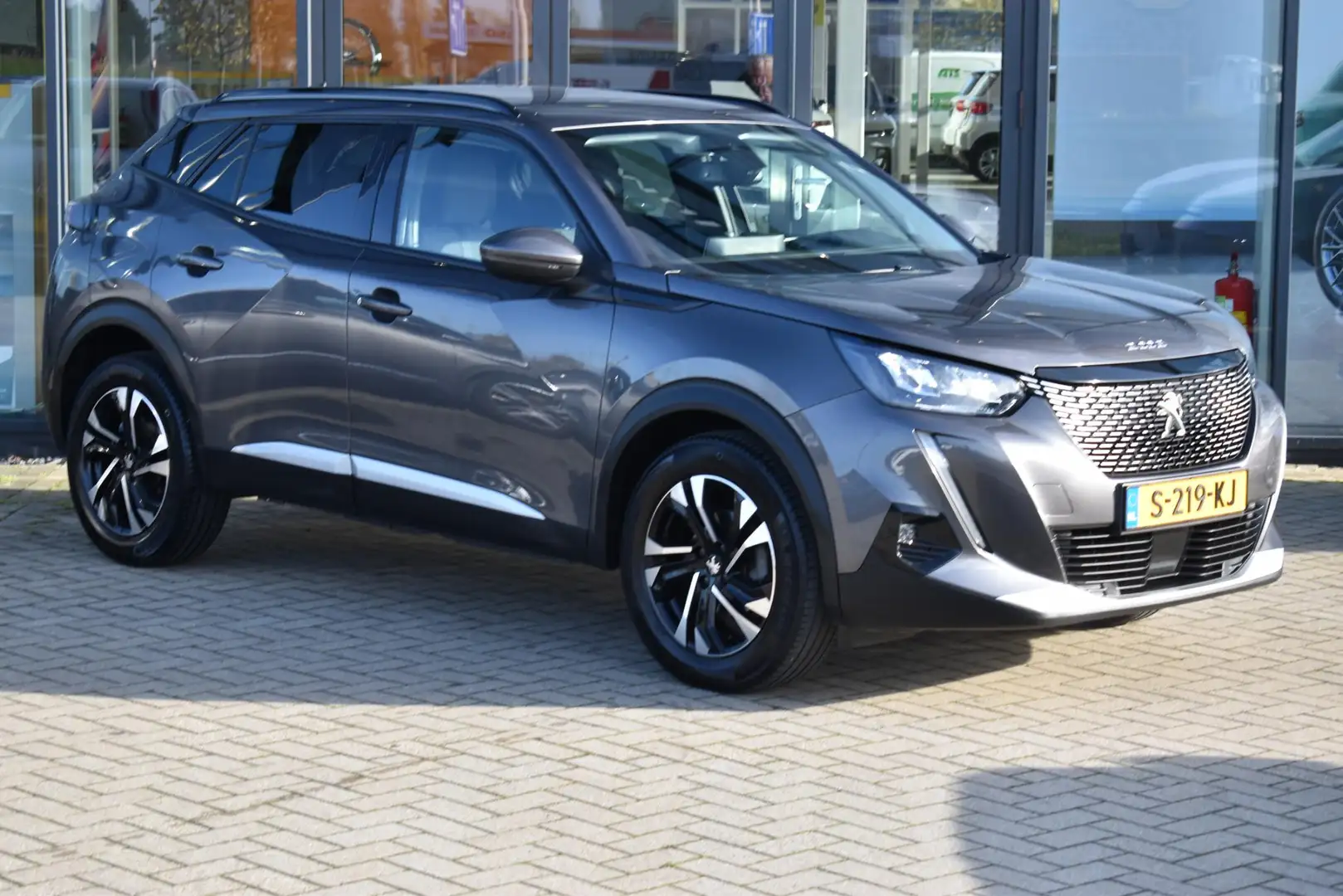 Peugeot 2008 1.2 PureTech Allure Pack TREKHAAK / CARPLAY / CAME Gris - 2