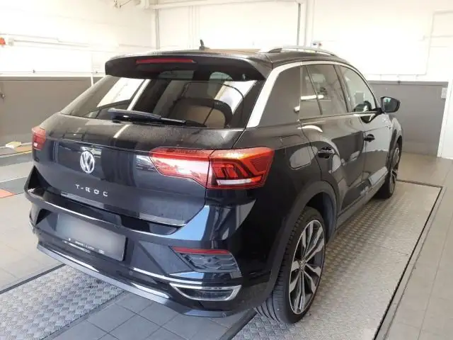 Volkswagen T-Roc view 3