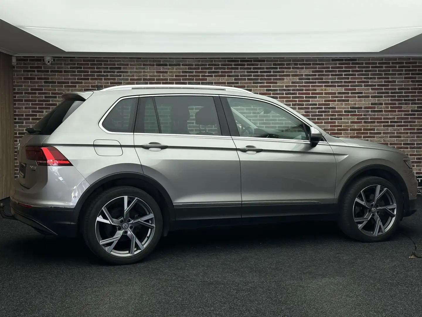 Volkswagen Tiguan 2.0 TSI 4Motion Highline Virtual DSG 20 inch Leer Gris - 2