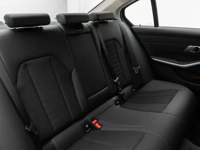 BMW 3 Series view 29