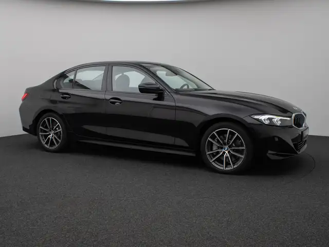 BMW 3 Series view 4