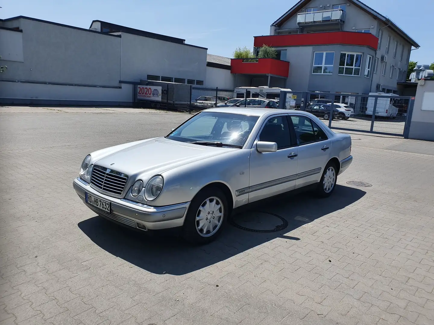 Mercedes-Benz E 240 Elegance Silber - 2