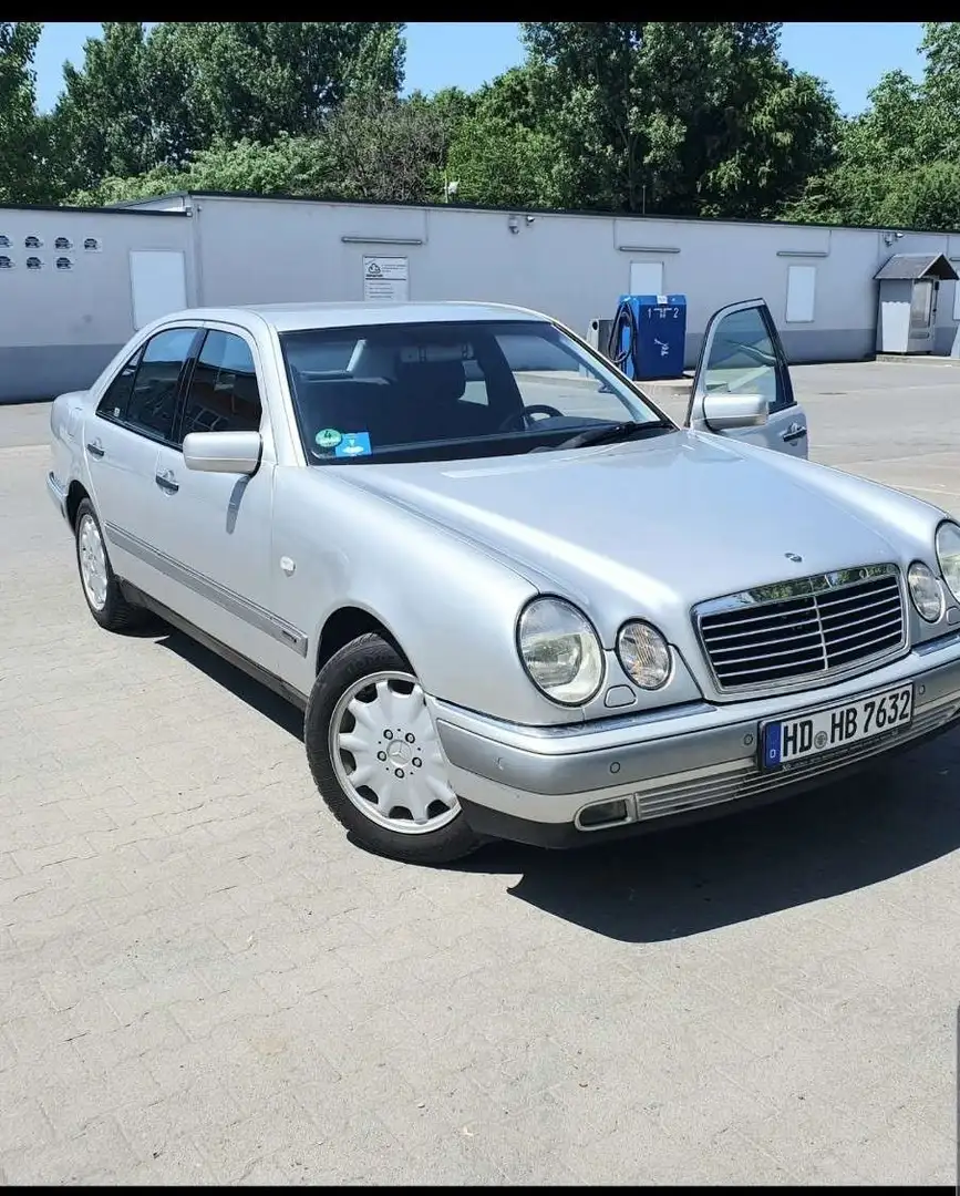 Mercedes-Benz E 240 Elegance TÜV neu bitte keine E-Mail Silver - 1