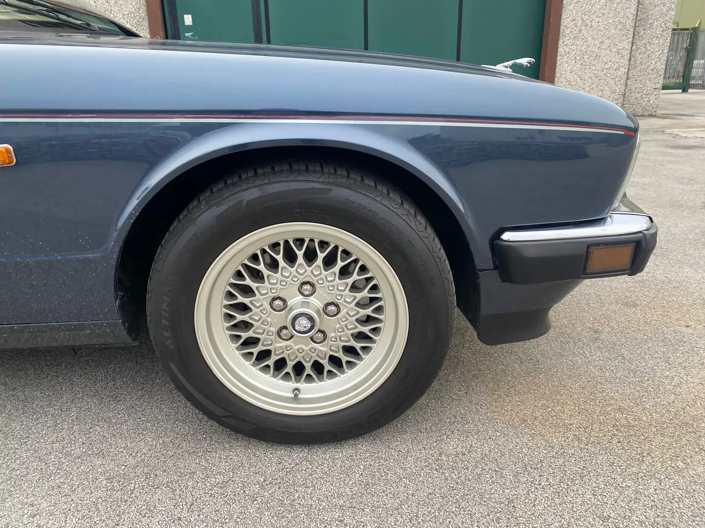 Jaguar XJ40 Sovereign Blau - 2