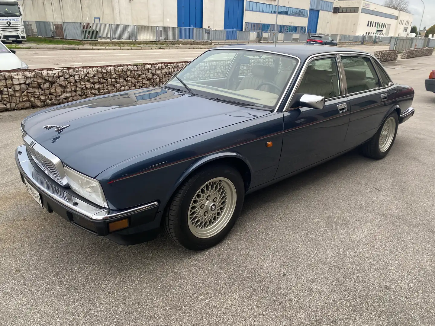 Jaguar XJ40 Sovereign Blau - 1