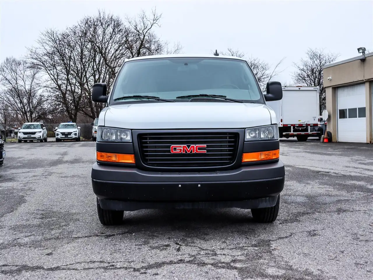 GMC Savana снимка GMC Savana