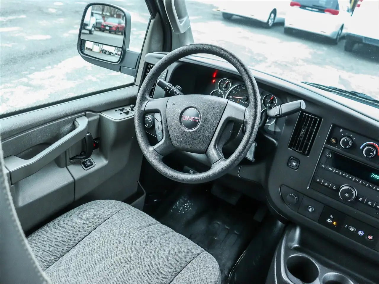 GMC Savana снимка GMC Savana