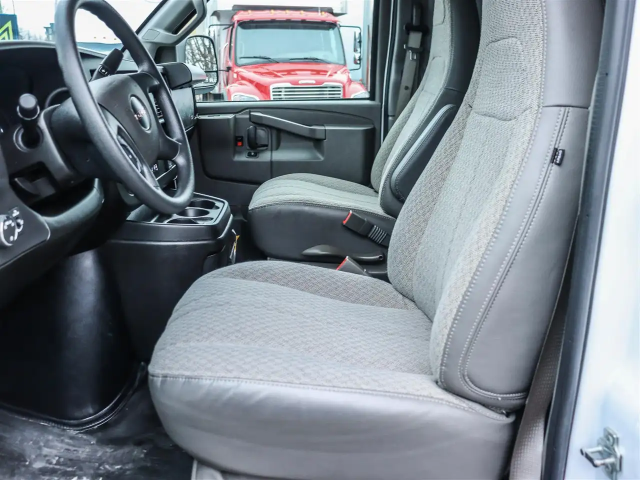 GMC Savana снимка GMC Savana