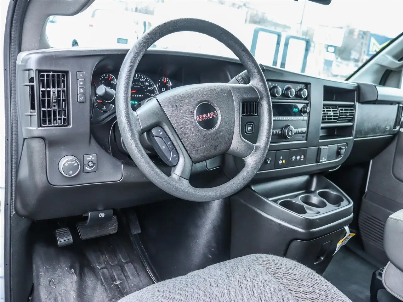 GMC Savana снимка GMC Savana