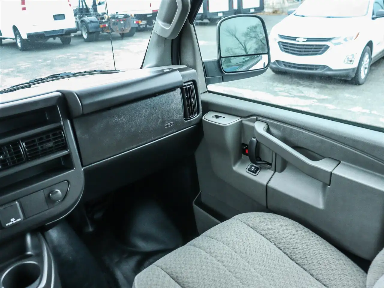GMC Savana снимка GMC Savana